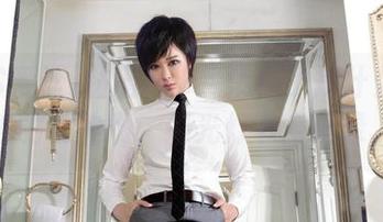 AISS爱丝(钻石版) - 集合了是什么？小哲的女神们，闪光灯下全记录。