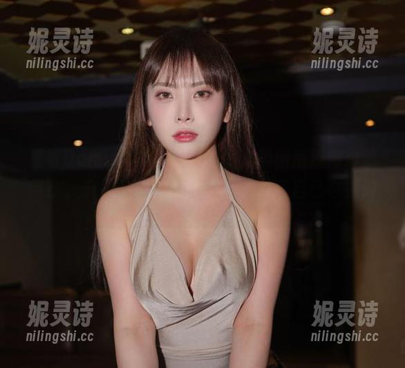 看看Dami(퀸다미)在做瑜伽，美图展现得淋漓尽致。于是我决定趴在地上，假装自己也在做。