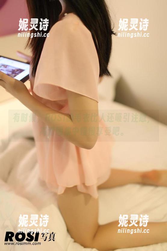 有时候，ROSI的毛衣比人还吸引注意，高清图集中慢慢享受吧。
