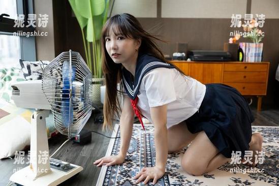 翻阅Seoyool(서율)的在线自拍图集，就像在看她内心的小画本，灵魂无比！