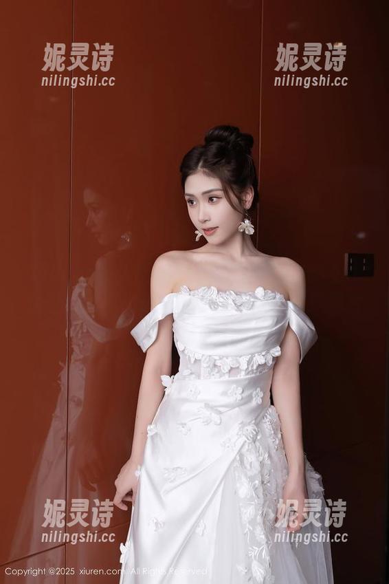 Xiuren秀人网-九千柒柒 Xiuren秀人网 - 别小看九千柒柒的女仆造型,和你们想象的不一样哦!精选图片