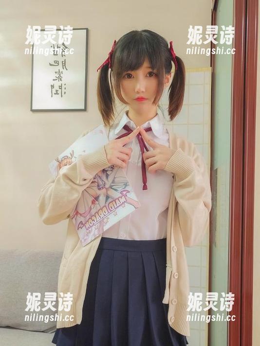 海风吹来，“nagesa魔物喵”私拍图，明明只是在海边，却隐隐浮现点什么。
