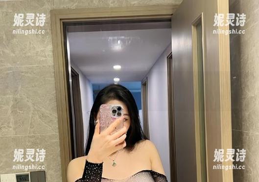 微密圈 - 看完不爱笑的赛琳海边高清套图，我决定下次旅行带上她的样子！