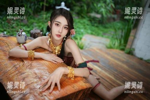 余多多Dudu 为啥这个资源里的余多多Dudu花嫁带我飞,明明一张是“那个”、另一张又是“那个”呢?