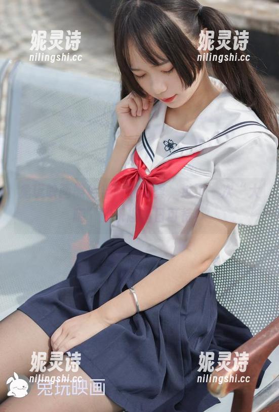 兔玩映画黑色半筒袜写真，过了一次“大腿”的乐趣指日可待！