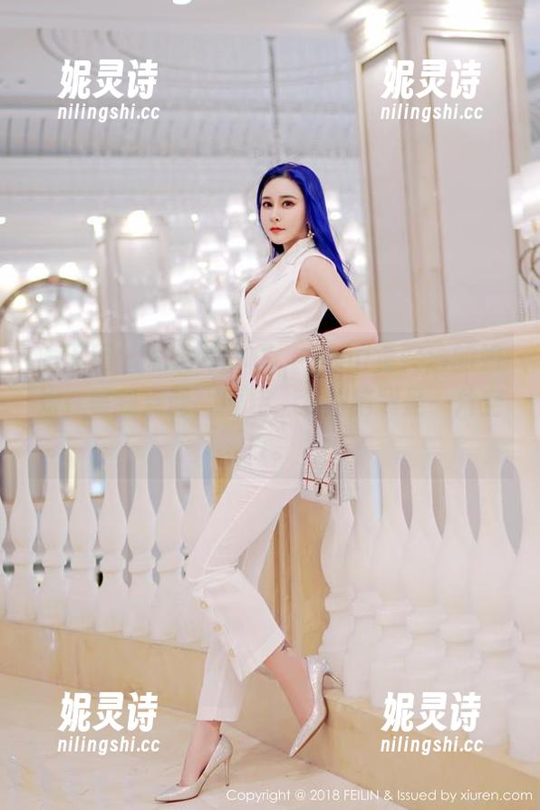 嗲囡囡 - 私房写真里，yumi黄奕清的姐姐在等我点题，糟糕，我的脑袋是一片空白。