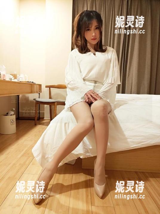 壁纸中的小女巫露娜，远坂凛的眼神就像在说：“来吧，和我一起冒险！”