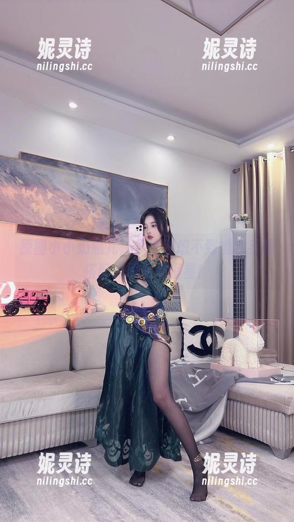 小小奶瓶儿 原图小小奶瓶儿,你绝对想不到她水手服搭配的居然是海星!