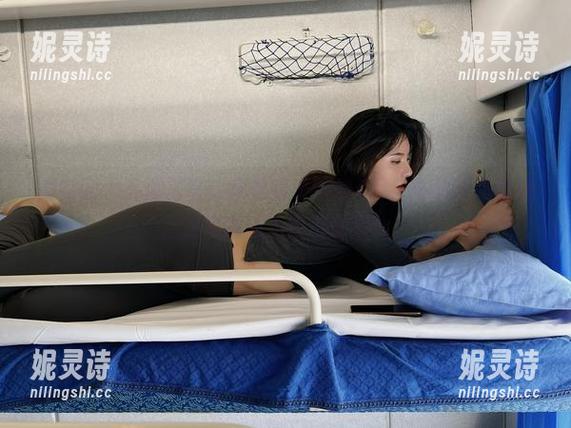 微密圈 - 高清写真：就是阿朱啊的4月，摆拍还是随意，这间隔让人摸不着头脑。