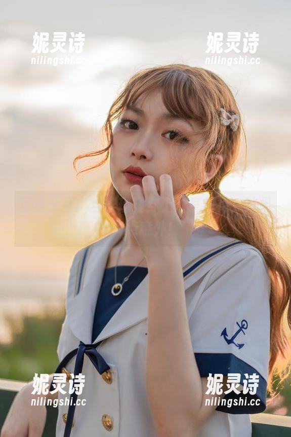梨瑾瑾 写真分享:当梨瑾瑾穿上改良旗袍,结果有点意外!