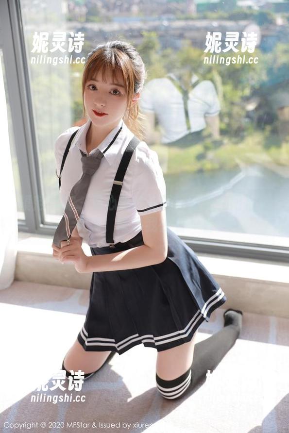 模范学院 - 温心怡的美图：长腿在阳台上晃荡，呼唤我去看一看