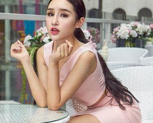 爱丝 - 谁需要圣光，索菲的制服光芒四射，等着你一起来“偷瞧”！