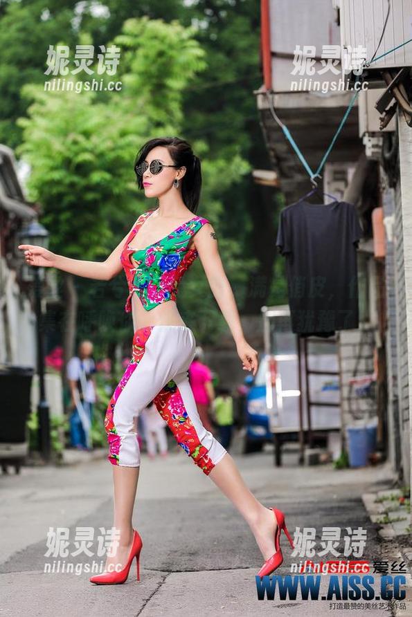 爱丝-若兮 爱丝 - 若兮演绎兔女郎,满是俏皮,作品集在呼唤你,快来下载,别再犹豫了!