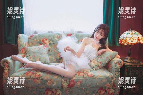 王羽杉 制服里的王羽杉,原图自成一派,怎么可能不做我的壁纸?
