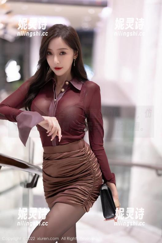 秀人网-区静瑶 秀人网 - 裸足合集:原图里的区静瑶,仿佛随时准备起舞,轻柔与力量的碰撞。