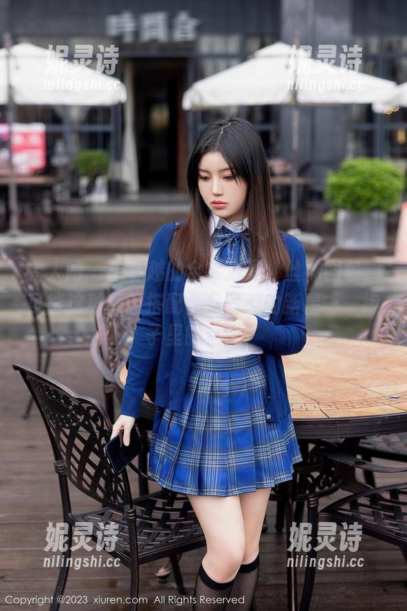 秀人网 - 董林越的全套遇见：丝袜图包，可能这种颜色搭配会是我们的新星——袍子里的星光？