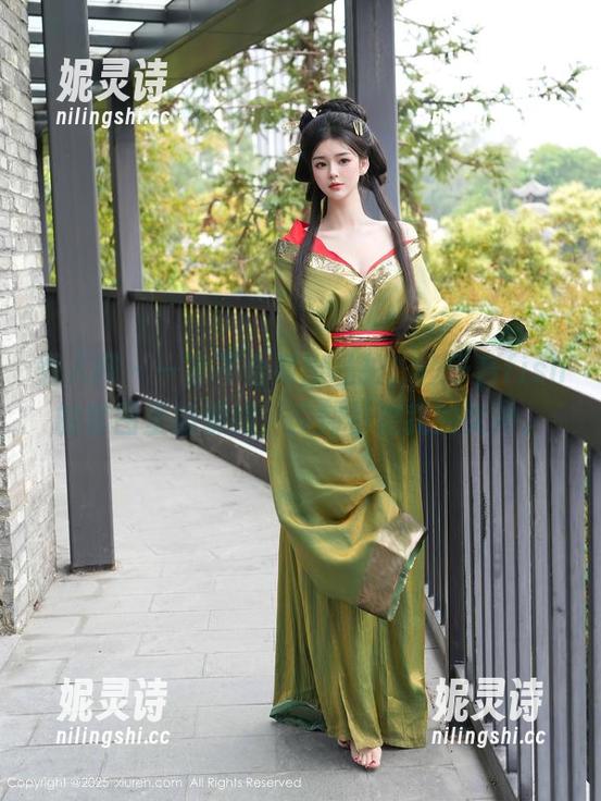 秀人网-鱼子酱fish 秀人网 - 一言不合亮出私拍,鱼子酱fish的套图里的御姐,立刻秒变我的女神。