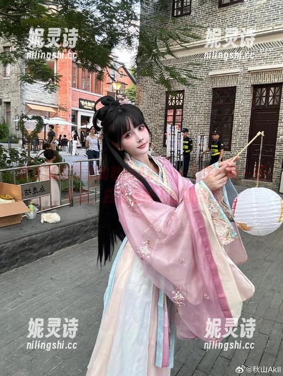 秋山AkI 职业装资源里的秋山AkI,一个字:绝—呸,不是,应该是给人的期待吧。