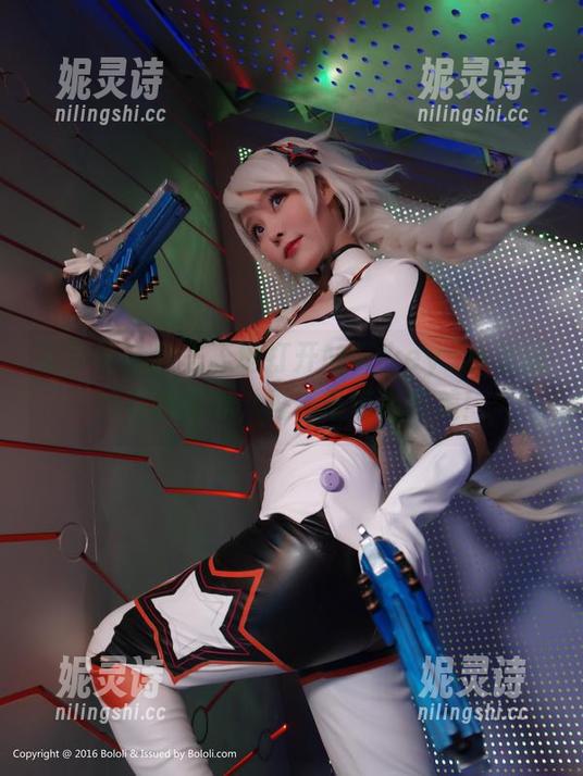 菠萝社 - 我忐忑地打开Monkey_小潘鼠的最新图集，再谈吊带何其美！