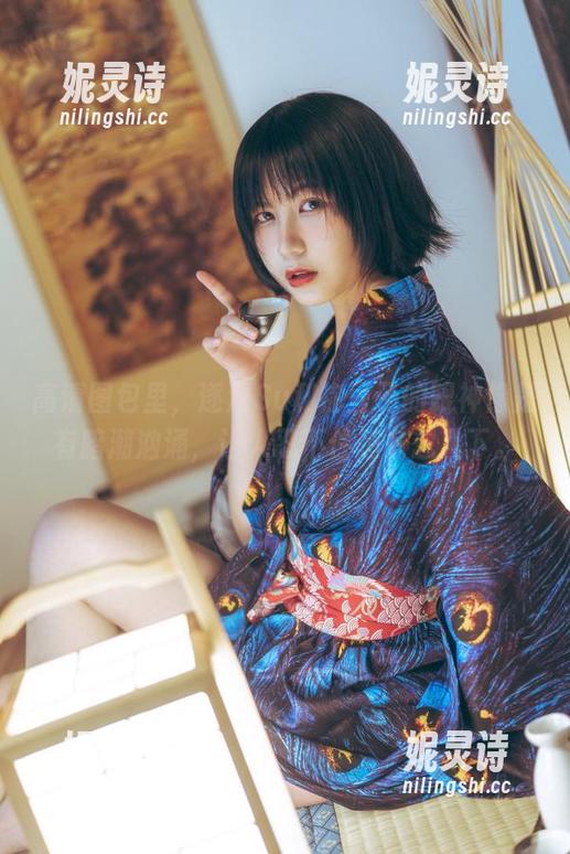 逐月Su 高清图包里,逐月Su和祢豆子的眼神像是有暗潮汹涌,让人忍不住想多想几下。