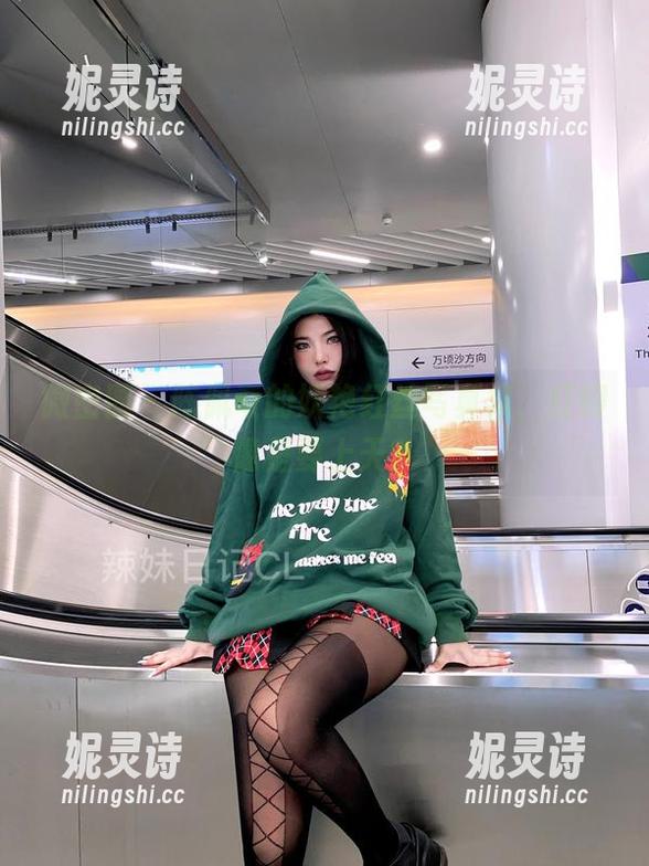 微密圈 - 陈佩奇的妖艳红丝写真集，红得像是要上天？