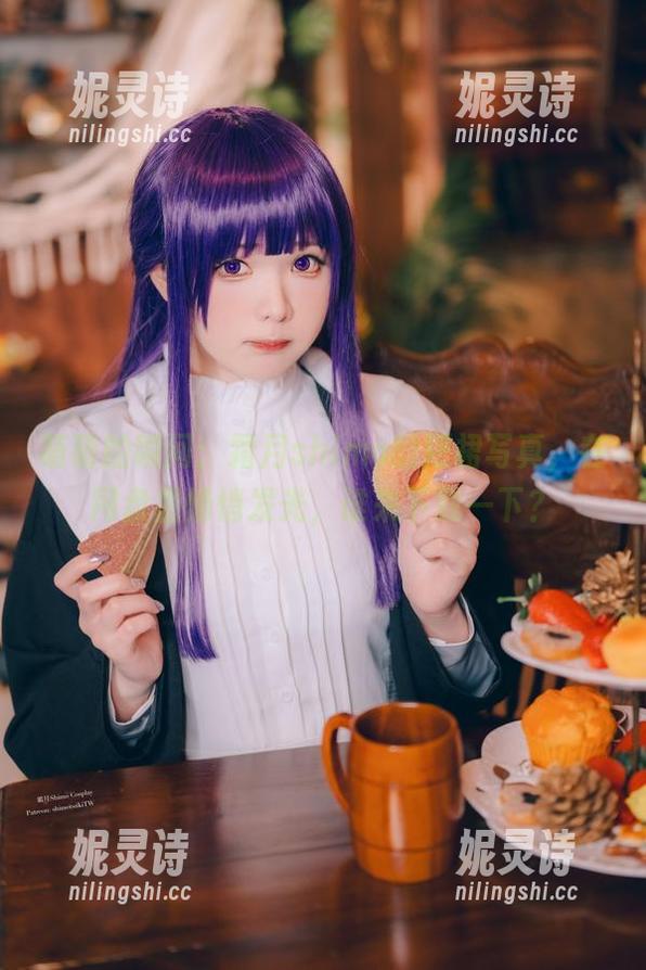 霜月shimo 萌萌的瞬间:霜月shimo的短裙写真,在网盘里悄悄发光,谁来下载一下?