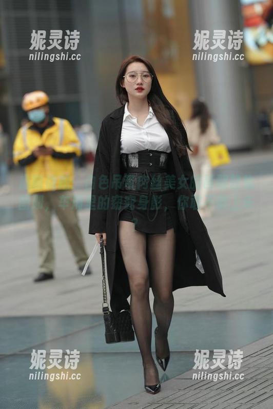 魔镜街拍：白色吊带肉丝美女的琶醍轻轨图册，车厢里的窈窕身影，你敢不敢上车？